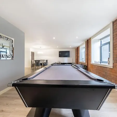 2 Bed With Pool Table 브래드퍼드