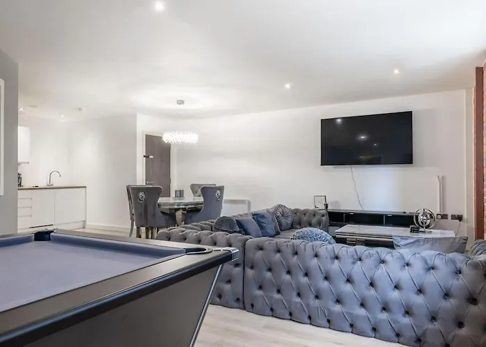 2 Bed With Pool Table Apartment *