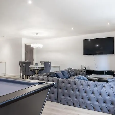 2 Bed With Pool Table Apartment *